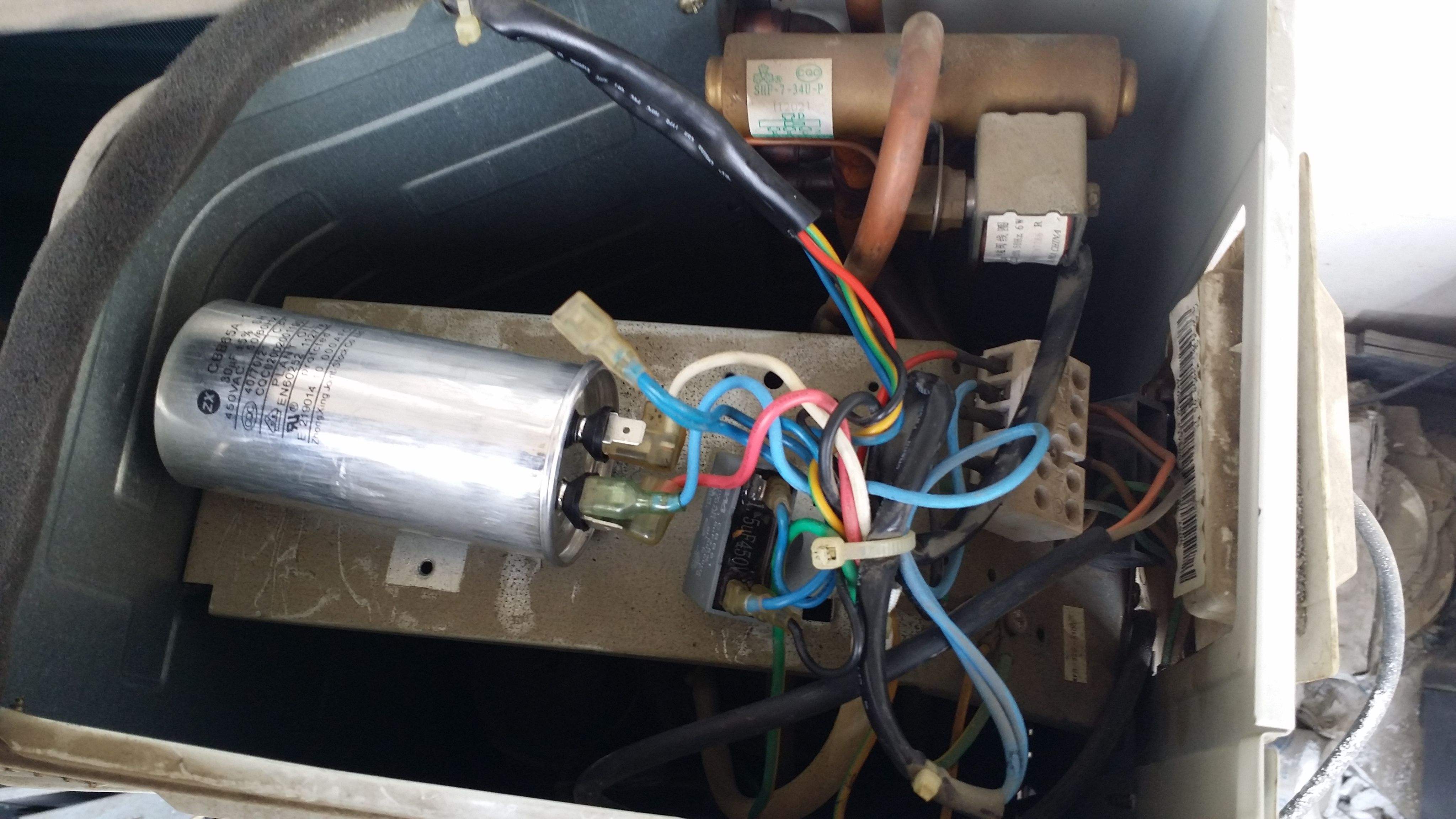 空調(diào)外機(jī)的電容器實景圖